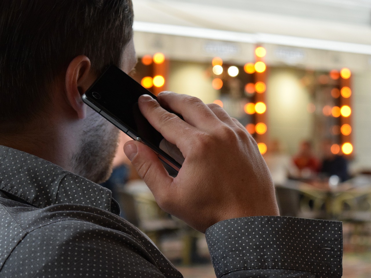 muž a telefon